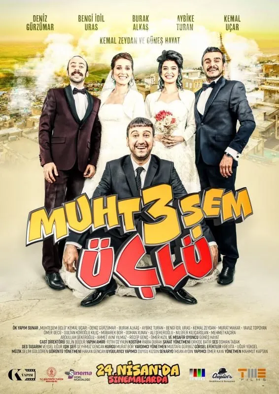 Filmplakat Muhteşem Üçlü mit dem Brautpaar und zwei Männern in Anzügen vor einer Stadt aus Stein