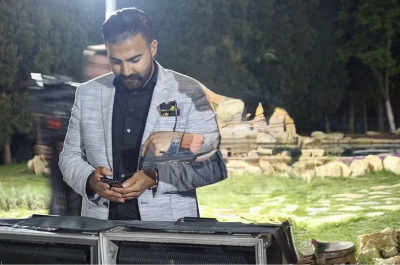 Ömer Kaya nachts am Set mit dem Telefon in der Hand