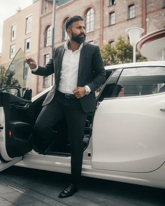 Ömer Kaya im Anzug steigt in Frankfurt aus einem weißen Wagen