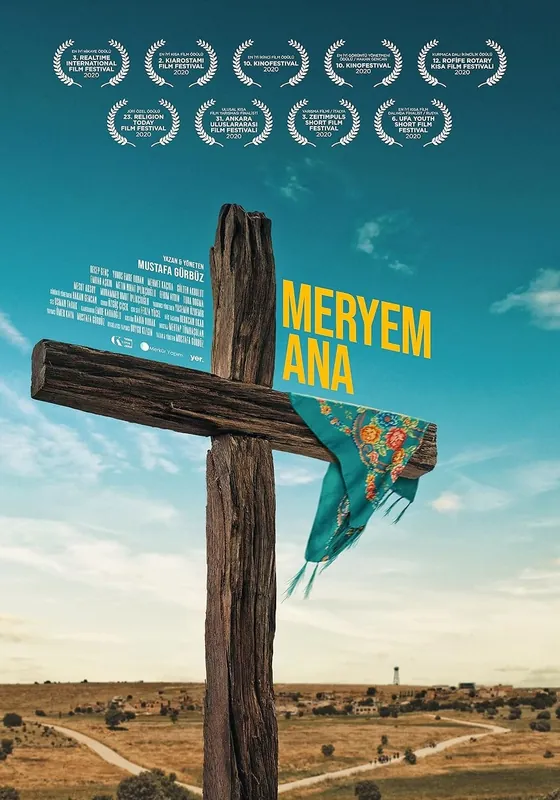Plakat des Kurzfilms Meryem Ana: ein Holzkreuz mit Kopftuch in einer kargen Landschaft, darüber Festival-Lorbeeren