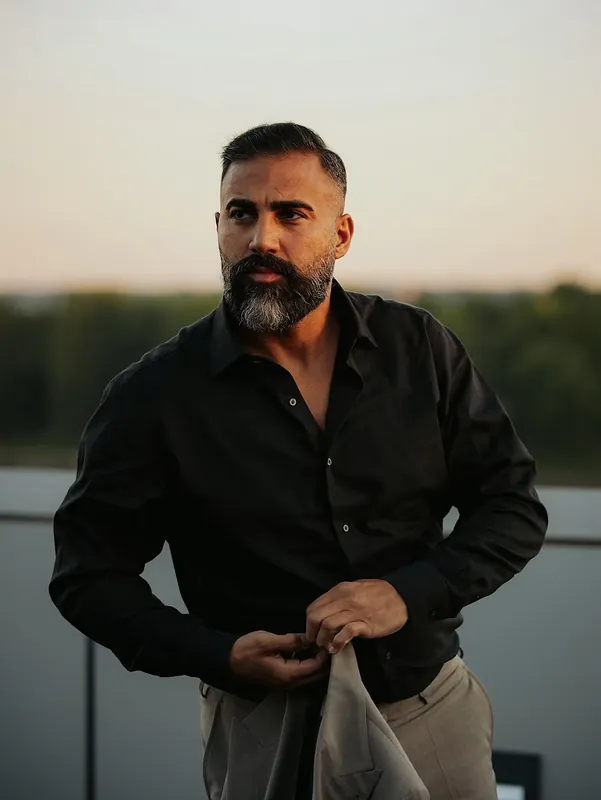 Ömer Kaya im schwarzen Hemd im Abendlicht