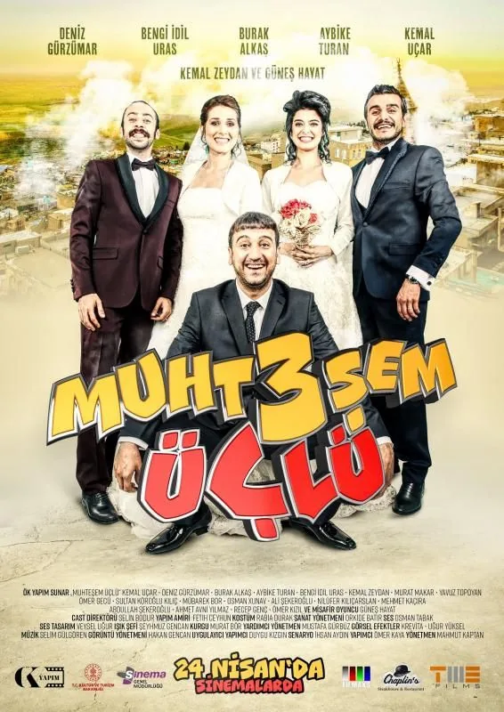 Filmplakat Muhteşem Üçlü mit dem Brautpaar und zwei Männern in Anzügen vor einer Stadt aus Stein