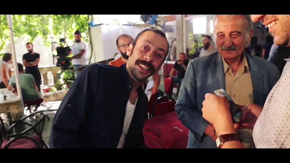 Videoyu oynat: Muhteşem üçlü Film Kamera arkası :))